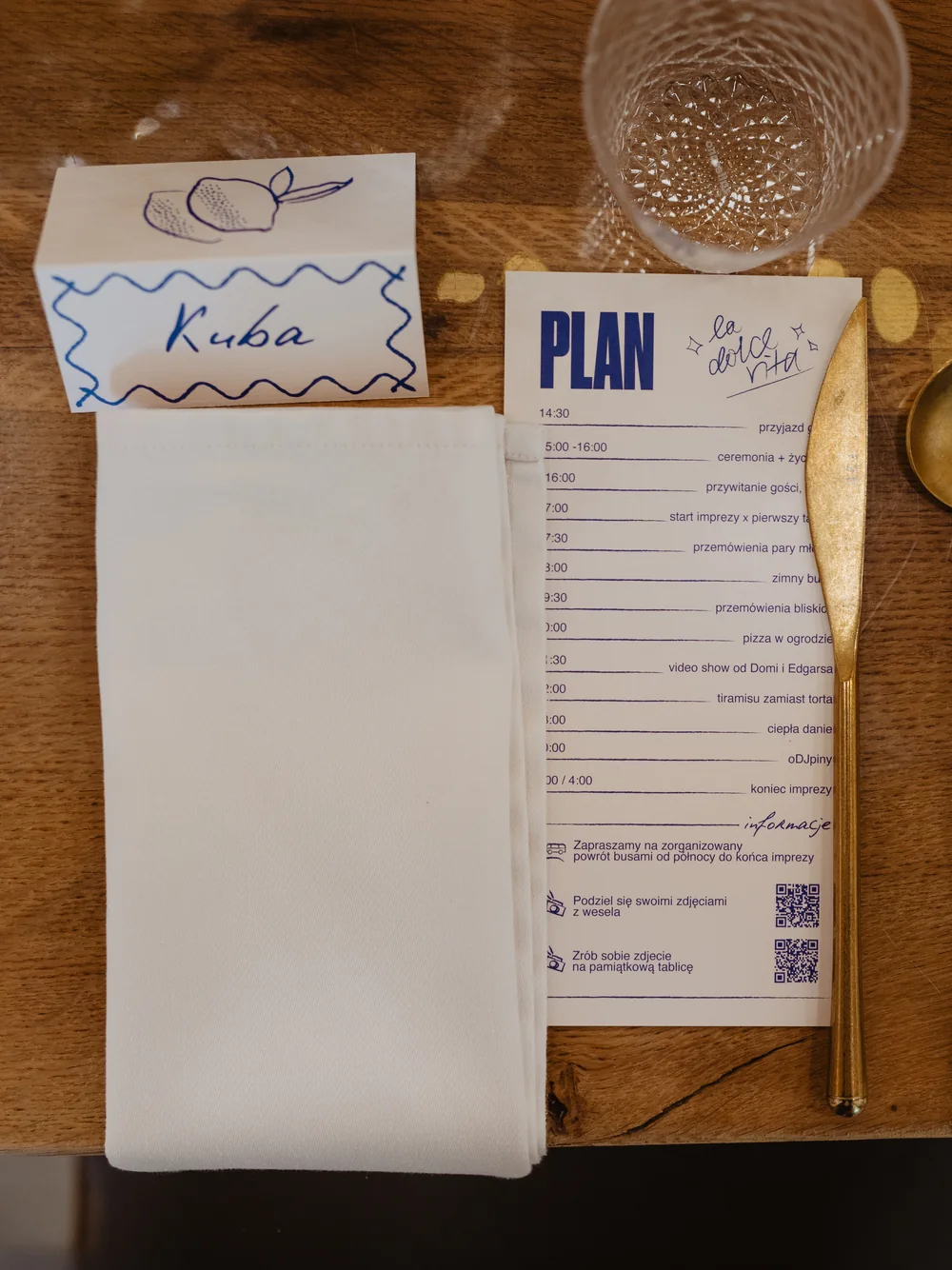 Menu i podpisana winietka w niebieskiej oprawie Capri na weselnym stole